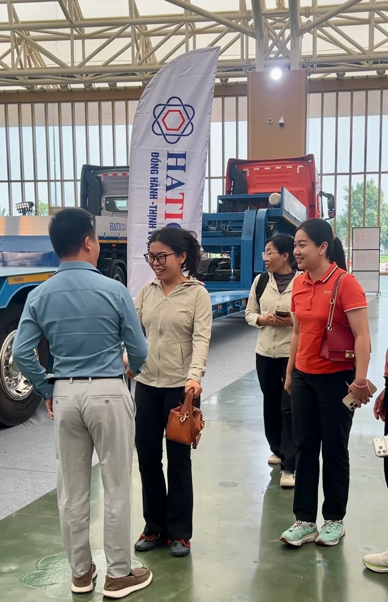 Đón tiếp đại diện chuyên gia nhà máy SHUYUE tới tham quan HATICO tại triển lãm