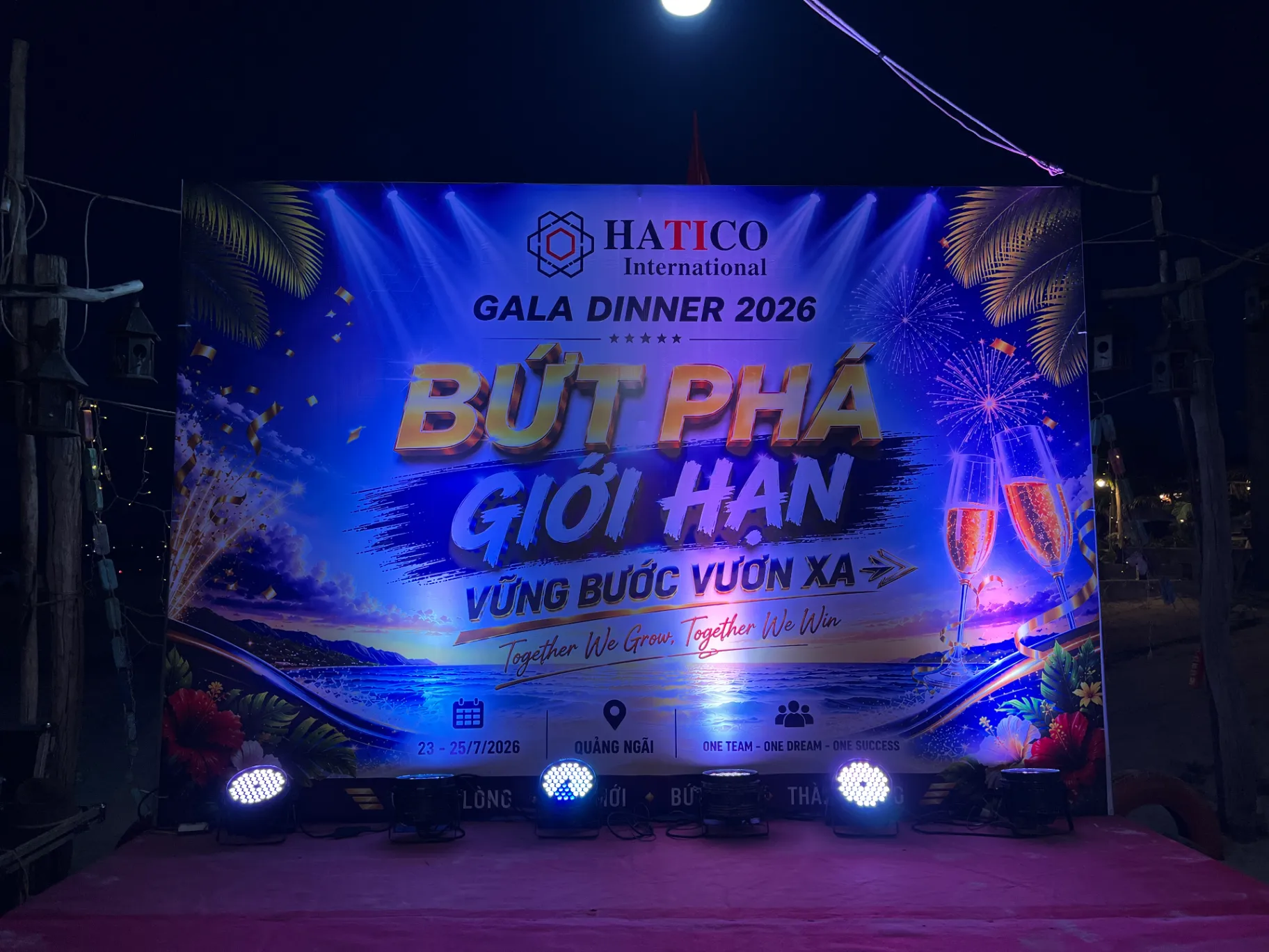 Backdrop tại buổi gala dinner - bứt phá giới hạn, vững bước vươn xa Hatico
