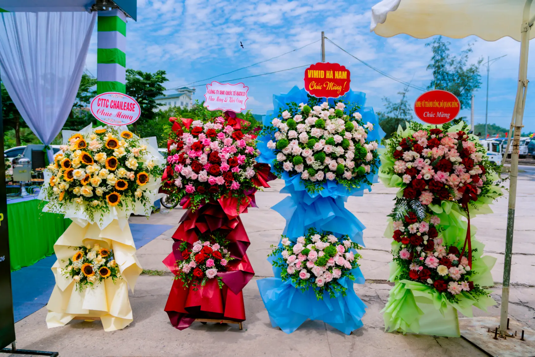 Những lẵng hoa tươi thắm từ các đơn vị đối tác của CTY TNHH Long Đại Thắng