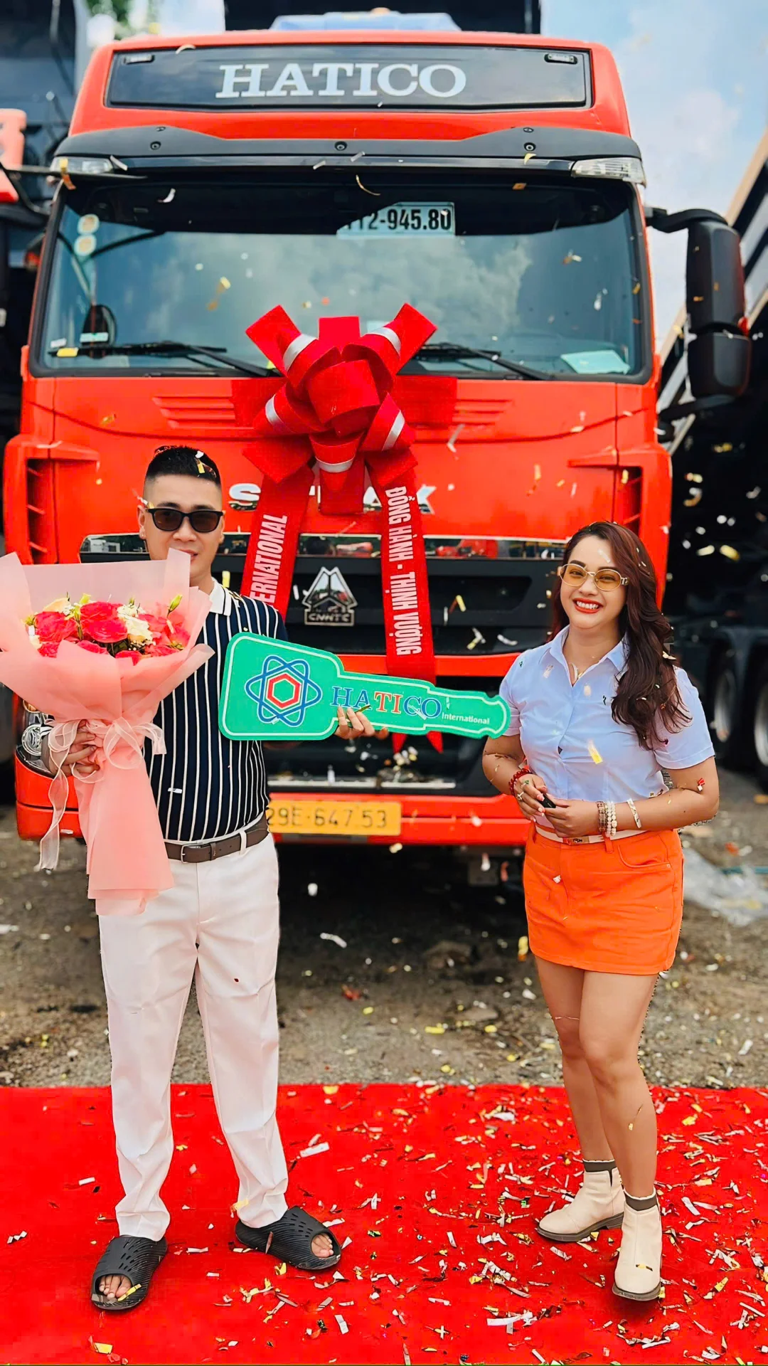 Trao tặng hoa và chìa khoá cho anh khách hàng "VIP"