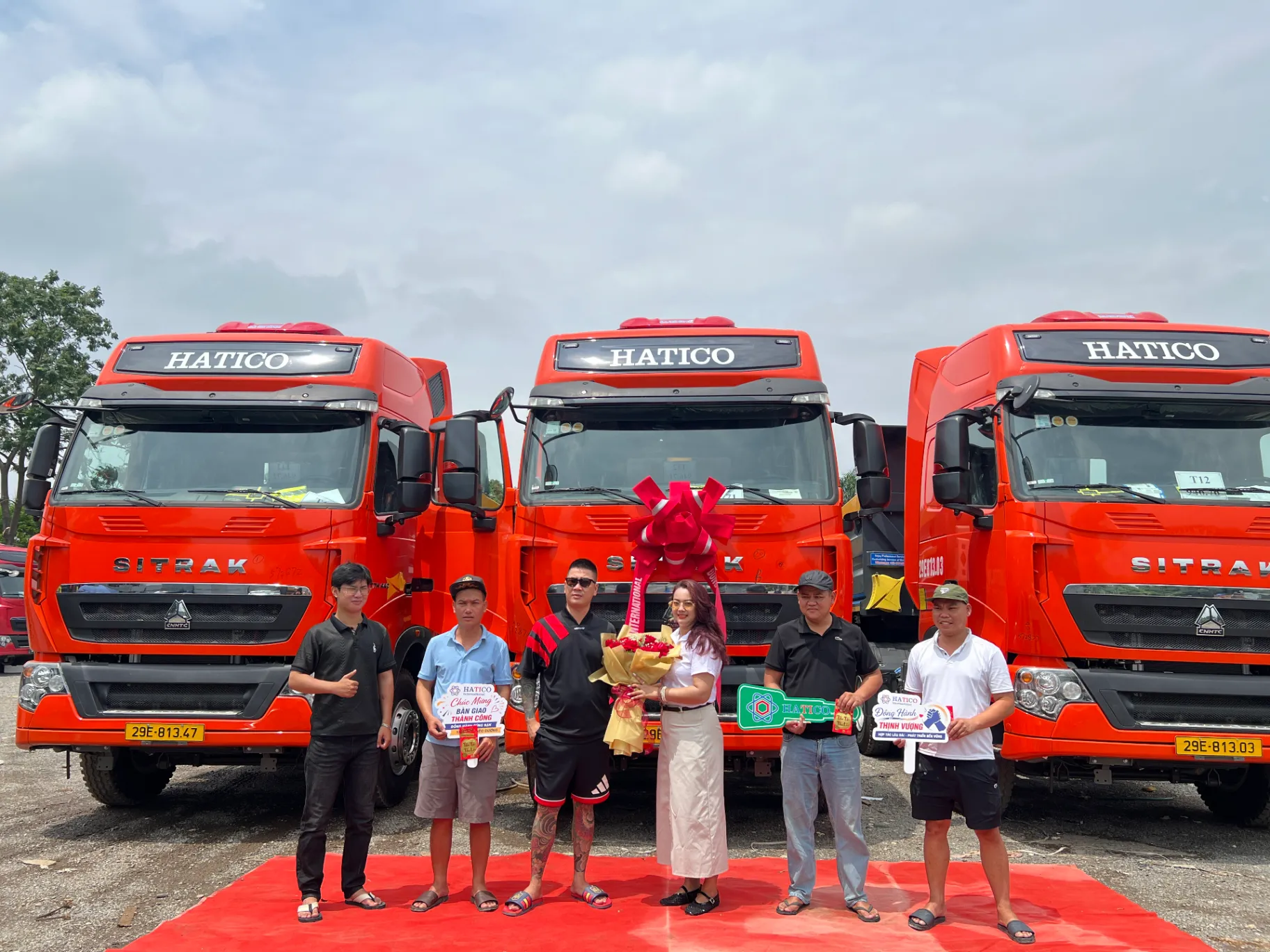Đại diện Hatico trao hoa và chìa khoá vàng tới tay khách hàng "VIP"
