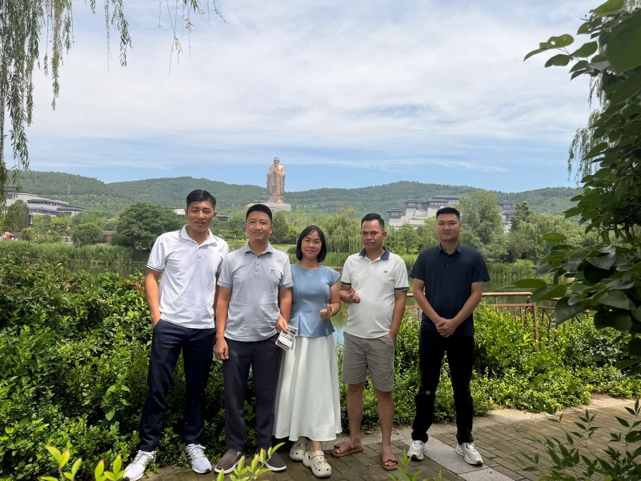 Ban lãnh đạo Hatico cùng đại diện nhà máy tại khu di tích Khổng Tử
